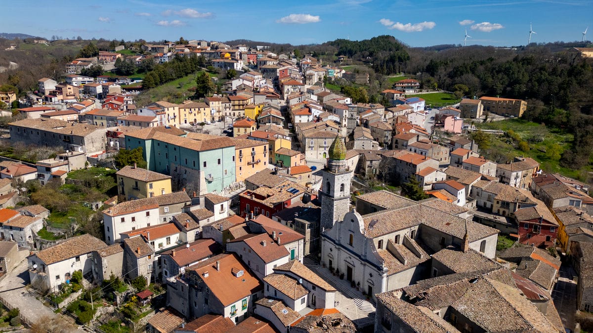 Dinosauri e cammini nel verde: oltre Napoli e la Costiera Amalfitana, c’è una Campania tutta da scoprire