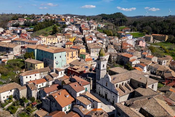 Dinosauri e cammini nel verde: oltre Napoli e la Costiera Amalfitana, c’è una Campania tutta da scoprire