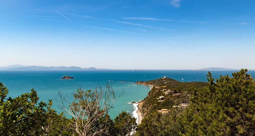 Sabbia dorata e acque cristalline: sembra una spiaggia della Sardegna e invece si trova nella riviera chic della Toscana