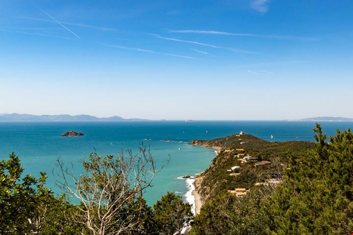 Sabbia dorata e acque cristalline: sembra una spiaggia della Sardegna e invece si trova nella riviera chic della Toscana