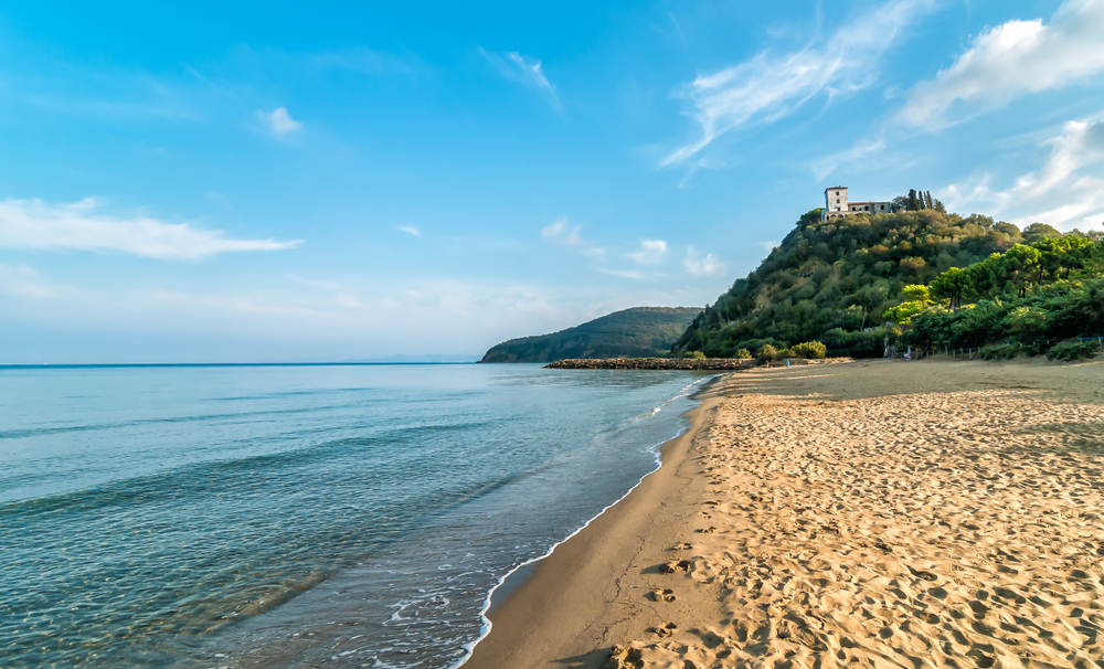Sabbia dorata e acque cristalline: sembra una spiaggia della Sardegna e invece si trova nella riviera chic della Toscana