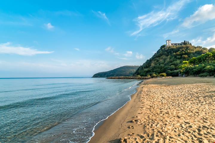 Sabbia dorata e acque cristalline: sembra una spiaggia della Sardegna e invece si trova nella riviera chic della Toscana