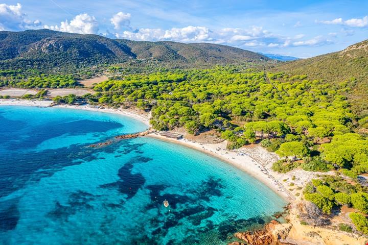 12 km la separano da quella vera: è la piccola copia della Sardegna, e qui trovi spiagge belle come quella della Costa Smeralda
