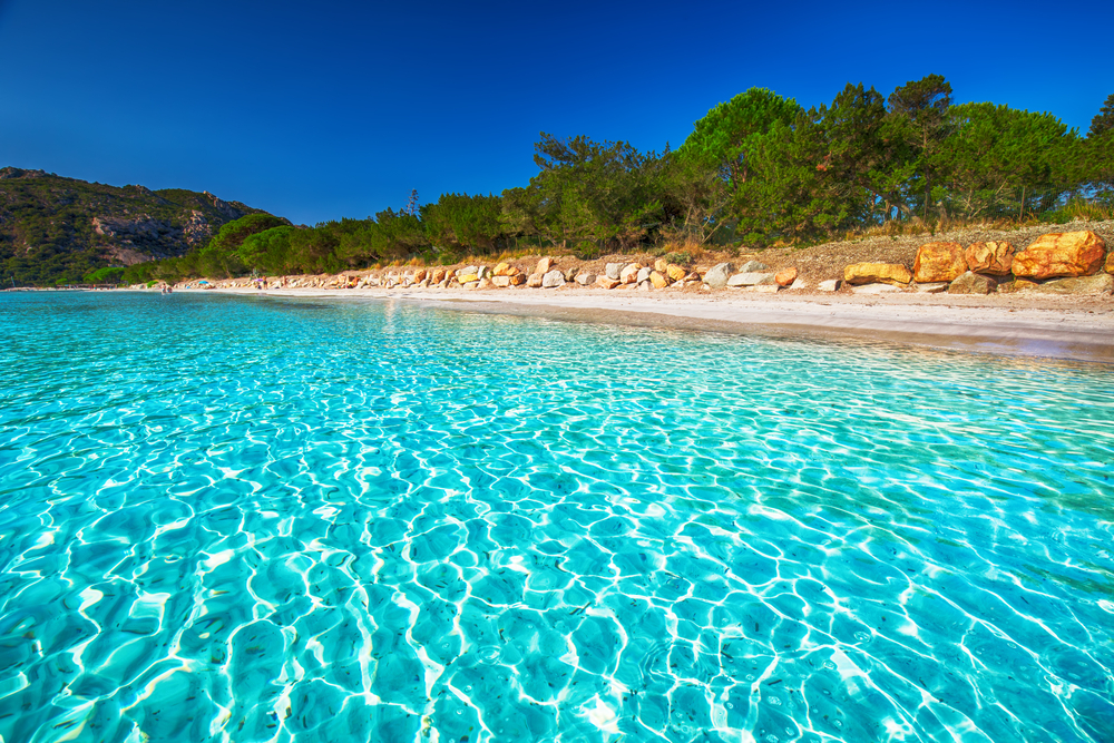 A pochi chilometri dalle spiagge della Sardegna ce n'è una altrettanto bella: la spiaggia-mezzaluna di Santa Giulia è il paradiso che devi ancora scoprire