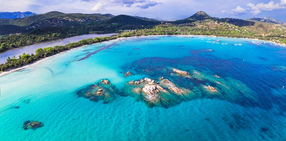 A pochi chilometri dalle spiagge della Sardegna ce n'è una altrettanto bella: la spiaggia-mezzaluna di Santa Giulia è il paradiso che devi ancora scoprire