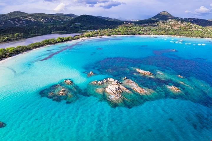 A pochi chilometri dalle spiagge della Sardegna ce n'è una altrettanto bella: la spiaggia-mezzaluna di Santa Giulia è il paradiso che devi ancora scoprire
