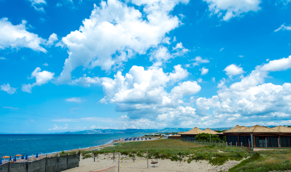 15 chilometri di radiosa bellezza: è lei la spiaggia più lunga d’Italia, ed è la spiaggia da record della Sardegna
