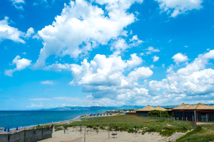15 chilometri di radiosa bellezza: è lei la spiaggia più lunga d’Italia, ed è la spiaggia da record della Sardegna