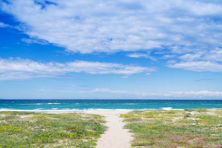15 chilometri di radiosa bellezza: è lei la spiaggia più lunga d’Italia, ed è la spiaggia da record della Sardegna