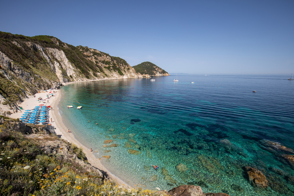 Sembra fatta di polvere di quarzo: è italiana una delle 25 spiagge più belle d’Europa, ma non è in Puglia e neanche in Sardegna