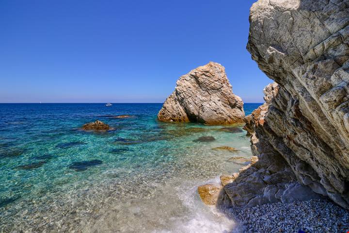 Sembra fatta di polvere di quarzo: è italiana una delle 25 spiagge più belle d’Europa, ma non è in Puglia e neanche in Sardegna