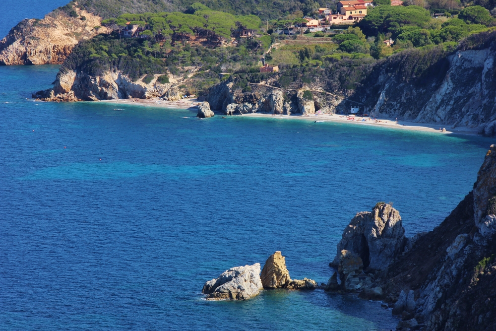 Sembra fatta di polvere di quarzo: è italiana una delle 25 spiagge più belle d’Europa, ma non è in Puglia e neanche in Sardegna