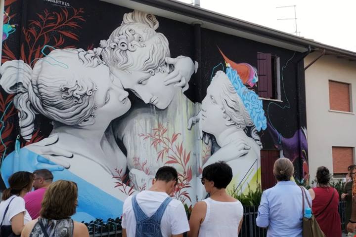22 murales e oltre 1000 metri quadri sui muri: il borgo dipinto più segreto d'Italia si trova a 30 minuti da Treviso