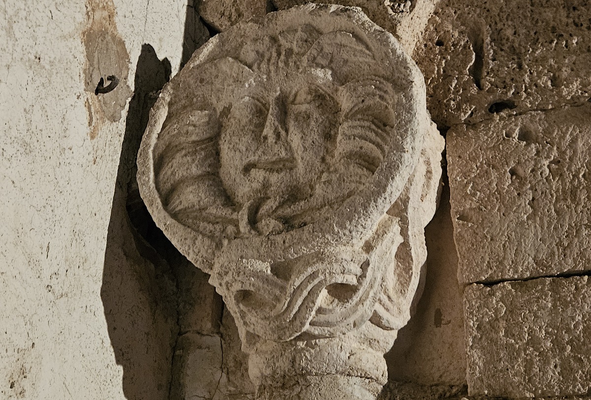 È una vera chiesa dei misteri e dei templari, e si trova in una insospettabile cittadina d'Italia: storia e leggende della chiesa di Santa Croce in Gerusalemme a Sassoferrato