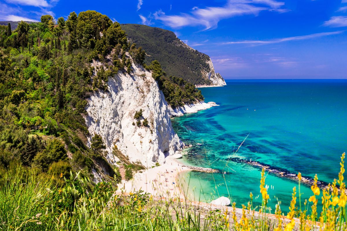 È la spiaggia segreta d'Italia: qual è, dove si trova e come arrivare alla mitica Spiaggia dei Gabbiani