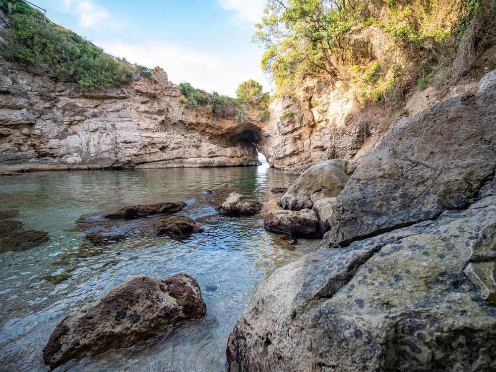 È tra le 30 spiagge più belle d'Italia: a Sorrento c'è la piscina naturale dove la potente regina incontrava i suoi amanti