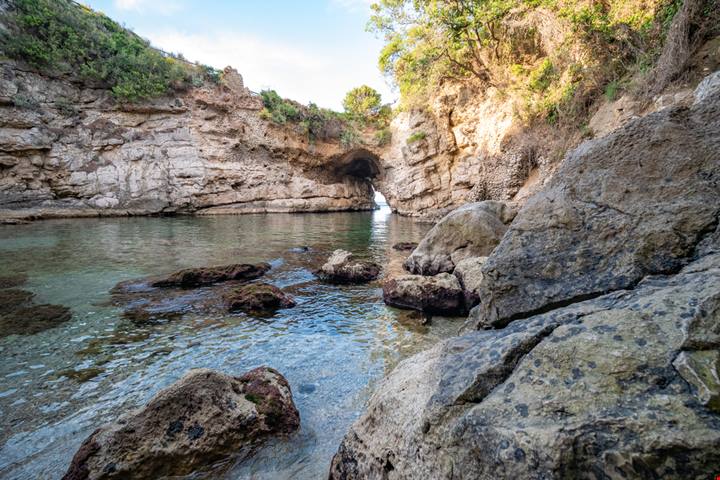È tra le 30 spiagge più belle d'Italia: a Sorrento c'è la piscina naturale dove la potente regina incontrava i suoi amanti