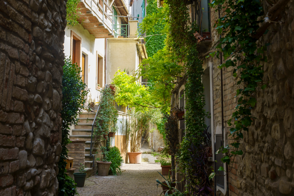 Piemonte, il borgo dell'artista e delle pesche che ha scritto il suo nome tra i musei di tutto il mondo