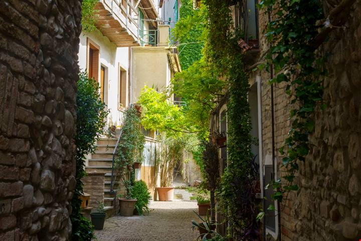 Piemonte, il borgo dell'artista e delle pesche che ha scritto il suo nome tra i musei di tutto il mondo