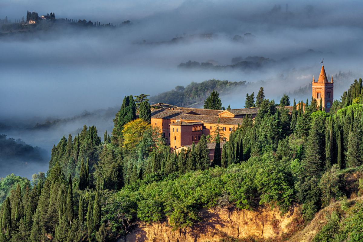 È la vera città d'oro della Toscana: si nasconde a due passi da Siena e nel cuore delle Crete Senesi