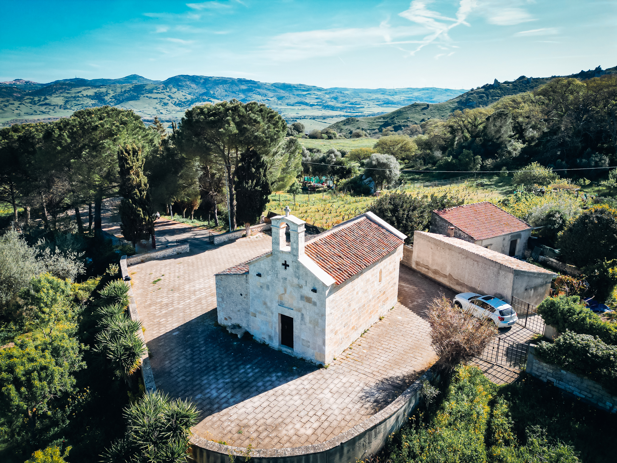 In questa cittadina minuscola si nascondono l'unica biblioteca della Sardegna, murales, case delle fate e 13 tombe