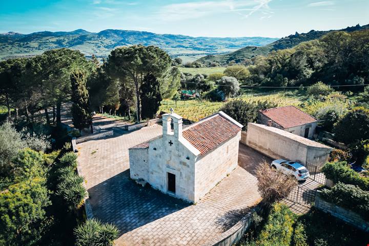 In questa cittadina minuscola si nascondono l'unica biblioteca della Sardegna, murales, case delle fate e 13 tombe