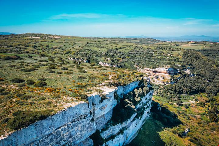 In questa cittadina minuscola si nascondono l'unica biblioteca della Sardegna, murales, case delle fate e 13 tombe