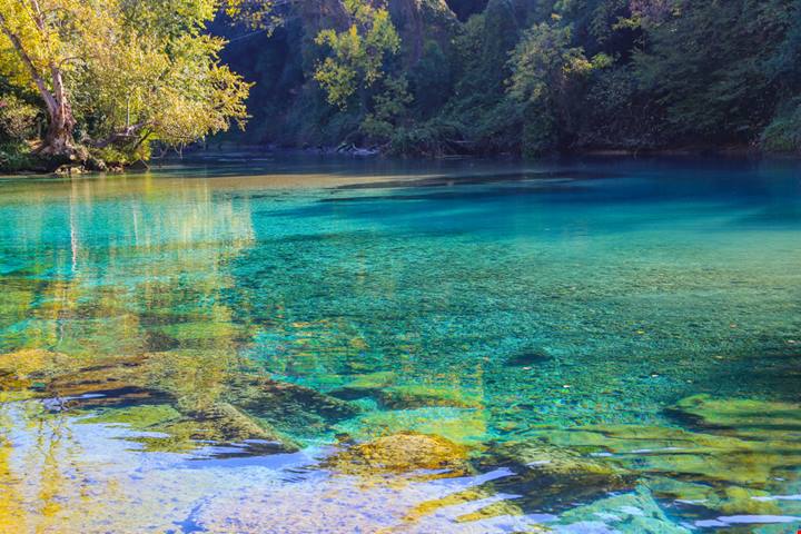 Sono belle da sembrare ritoccate, ma le piscine naturali più belle al mondo sono in Umbria e le conoscono in pochi