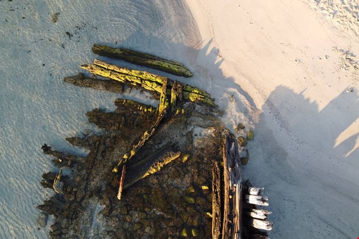 Si chiama come quella greca ma è in Italia: la spiaggia del relitto, dove c'è una nave incagliata dal 1955