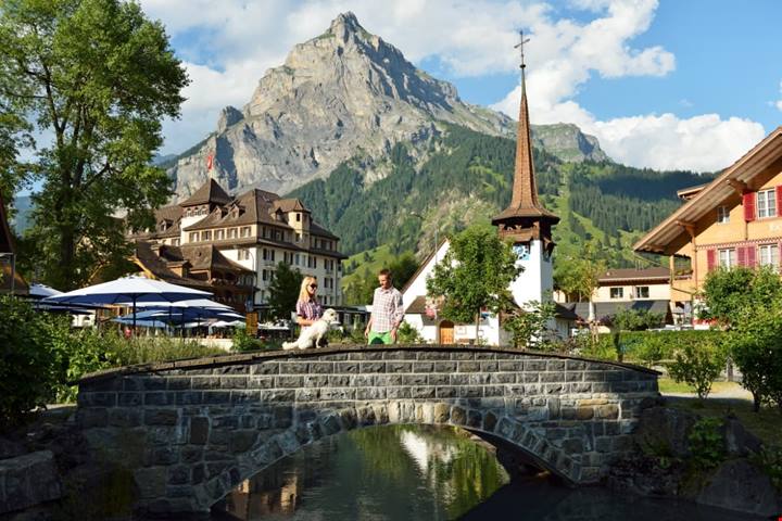 La piccola capitale tra le montagne è il tesoro a misura di famiglia della Svizzera: qui ci si arriva in treno e ci si sente come a casa
