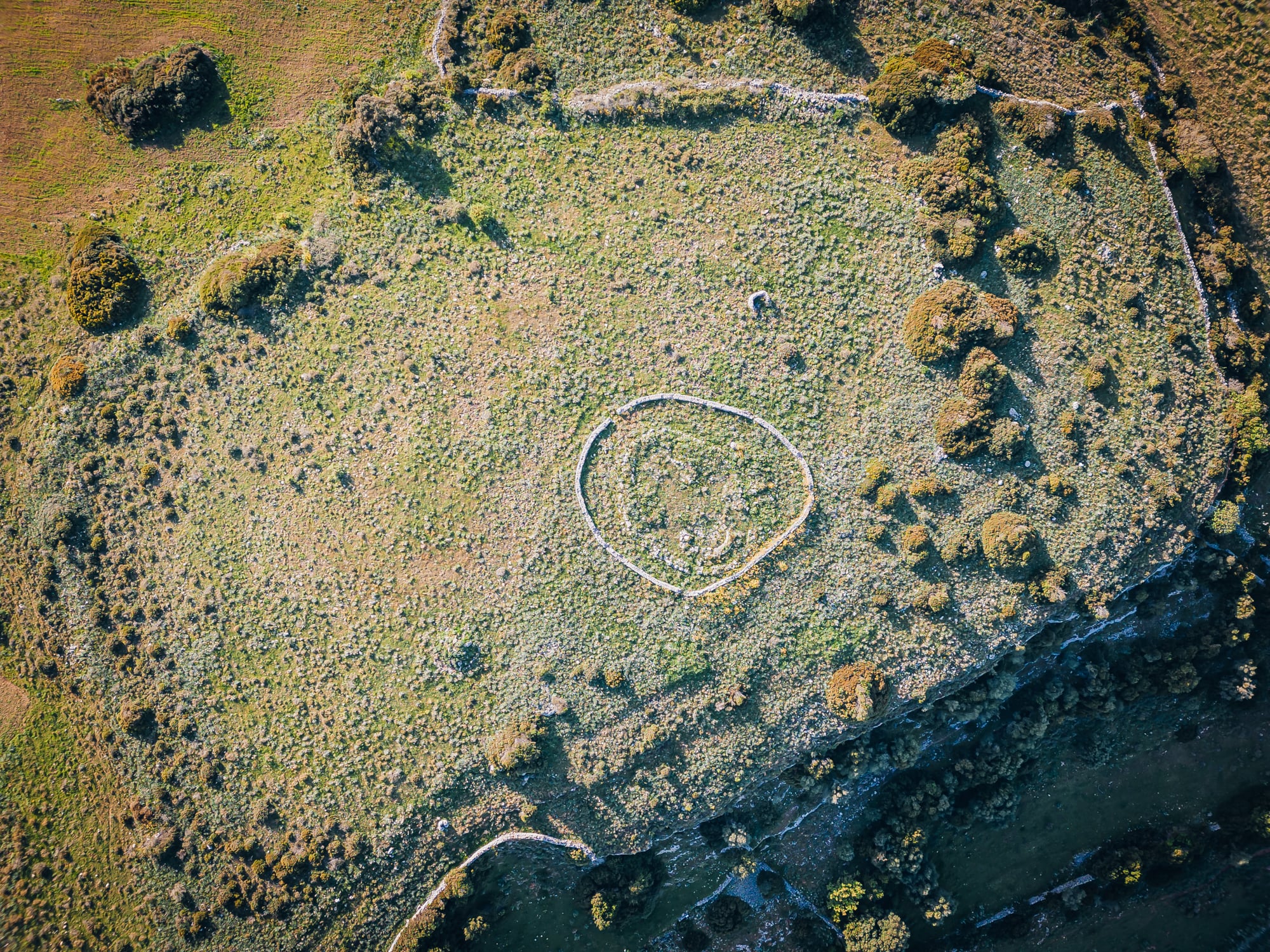 1500 abitanti e una domus de janas tra le più misteriose della Sardegna: cosa fare e vedere a Florinas, il segreto meglio custodito dell'isola