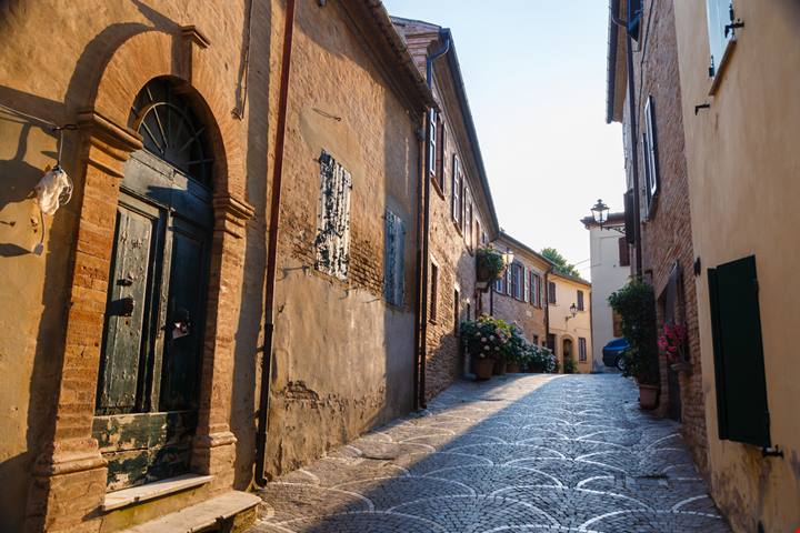 Non conta neanche 200 abitanti ma Dante ne fu così spaventato che lo mise nel suo Inferno: il borgo dei versi danteschi è la terrazza segreta dell'Adriatico