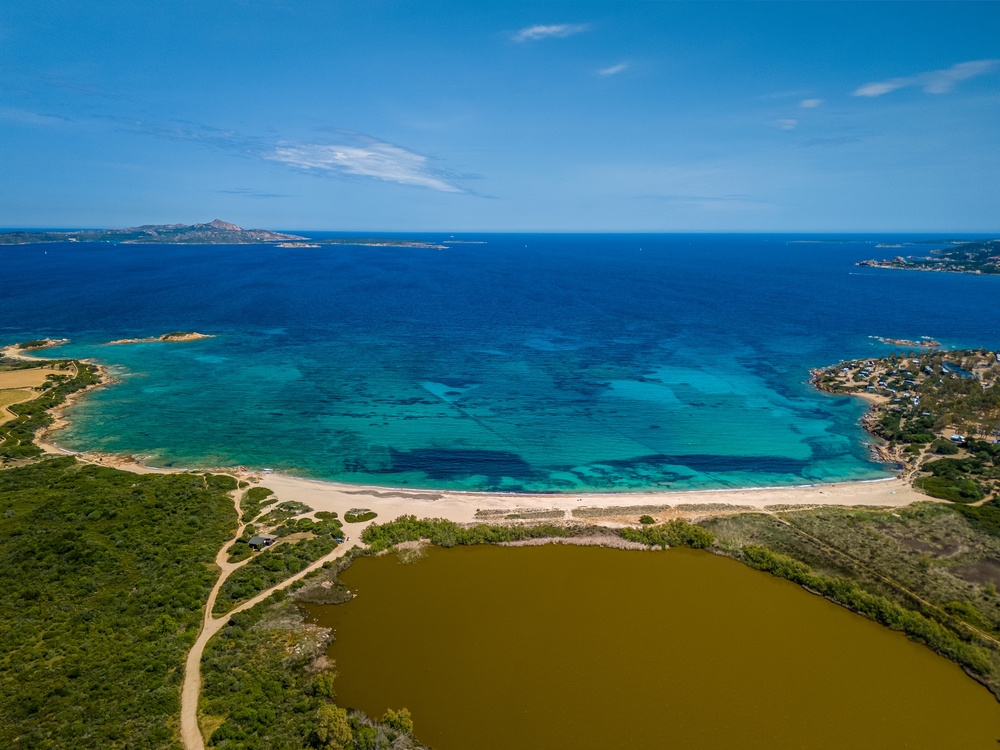 Per 45 giorni diventa a numero chiuso: in Sardegna c’è una spiaggia che sembra una piscina, ed è una bellezza da preservare