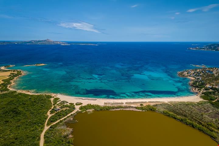 Per 45 giorni diventa a numero chiuso: in Sardegna c’è una spiaggia che sembra una piscina, ed è una bellezza da preservare