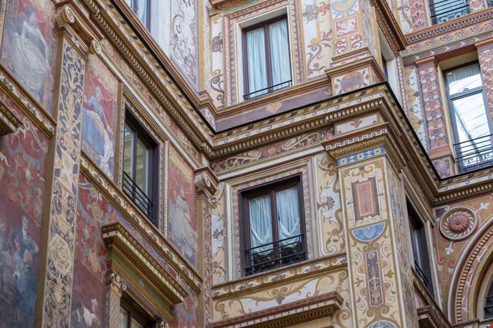 Se guardi bene c'è anche D'Annunzio: sembra Parigi ma la galleria affrescata più raffinata d'Europa è in Italia, ed è a 2 minuti a piedi dalla fontana di Trevi