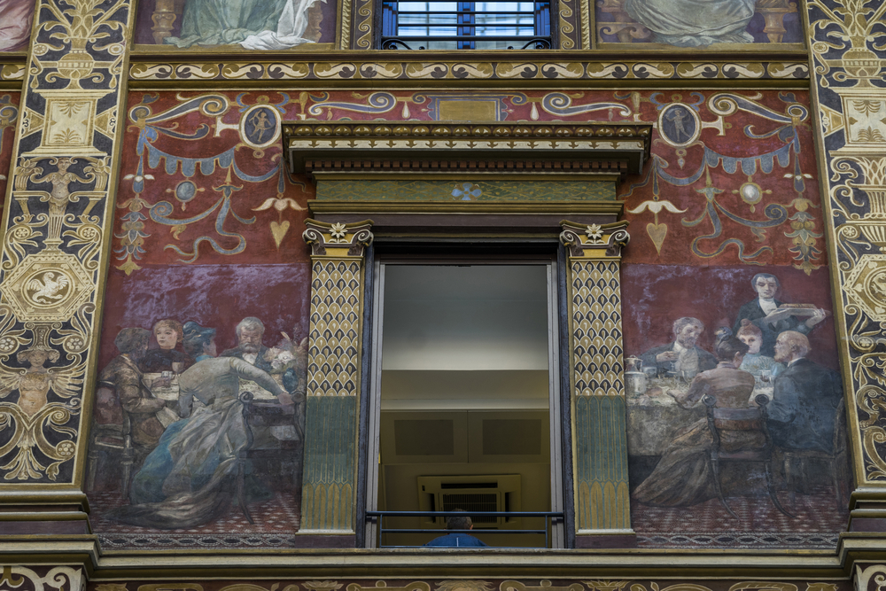 Se guardi bene c'è anche D'Annunzio: sembra Parigi ma la galleria affrescata più raffinata d'Europa è in Italia, ed è a 2 minuti a piedi dalla fontana di Trevi