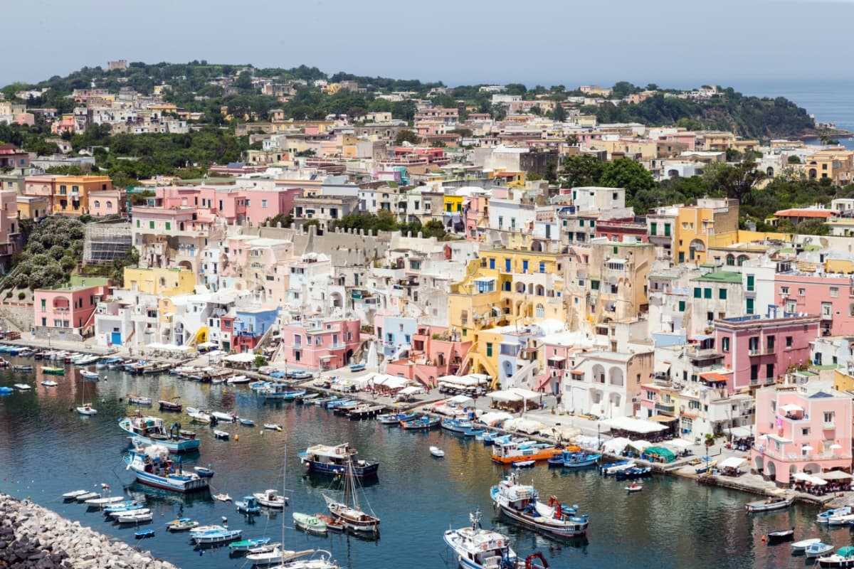 Procida come non l’avete mai immaginata: tra hotel bohemienne di pura classe e acque cristalline