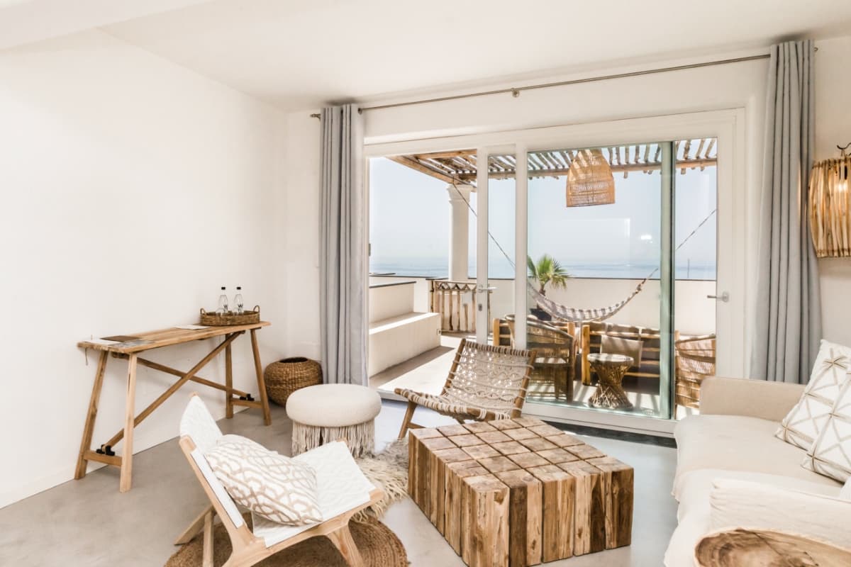Procida come non l’avete mai immaginata: tra hotel bohemienne di pura classe e acque cristalline