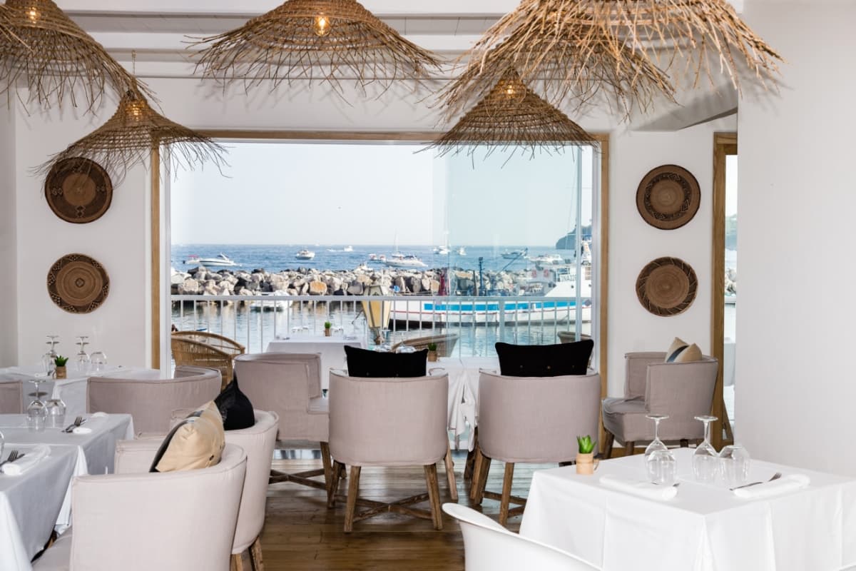Procida come non l’avete mai immaginata: tra hotel bohemienne di pura classe e acque cristalline
