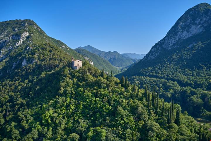 Con le case a colori e il ponte sul fiume sembra uscito da una favola: Vobarno esiste davvero ed è uno dei segreti meglio custoditi del Garda