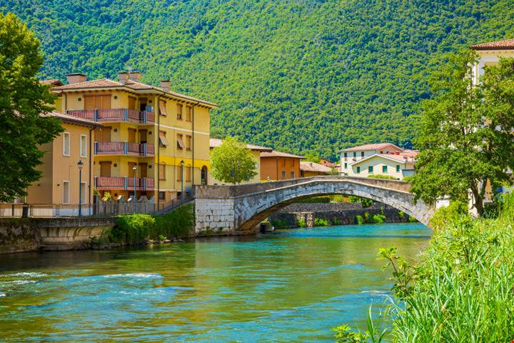 Con le case a colori e il ponte sul fiume sembra uscito da una favola: Vobarno esiste davvero ed è uno dei segreti meglio custoditi del Garda