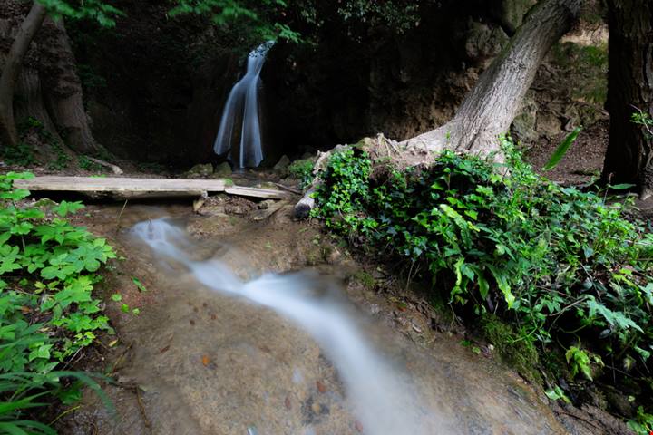 Un canyon dove l’acqua sfida la gravità e scorre al contrario: è un vero segreto dell'Umbria