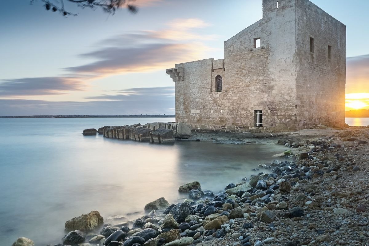 Somiglia ad un villaggio dell'antica Grecia sul mare e ha un'anima araba: il curioso caso dell'antica tonnara siciliana