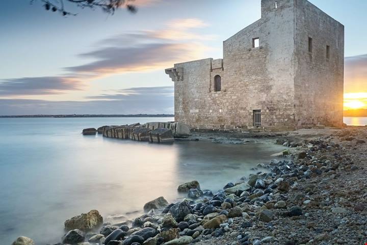 Somiglia ad un villaggio dell'antica Grecia sul mare e ha un'anima araba: il curioso caso dell'antica tonnara siciliana
