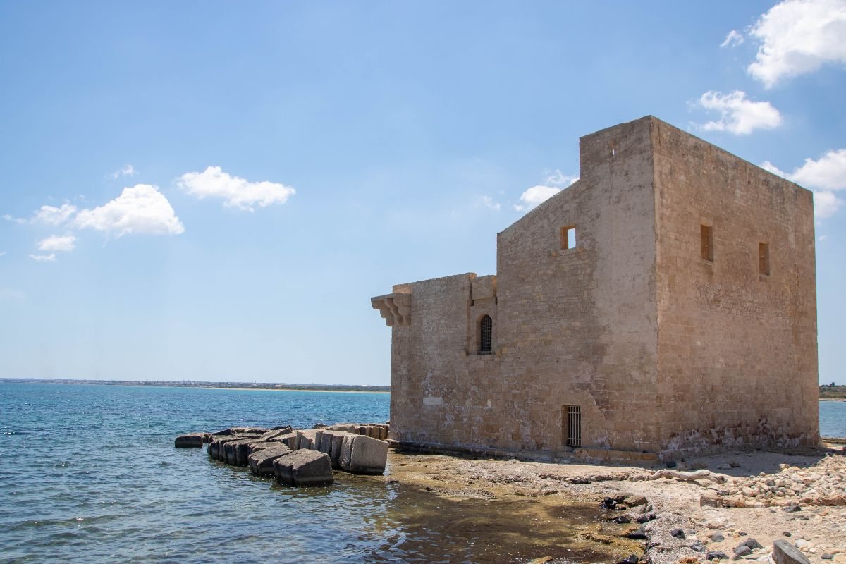 Somiglia ad un villaggio dell'antica Grecia sul mare e ha un'anima araba: il curioso caso dell'antica tonnara siciliana