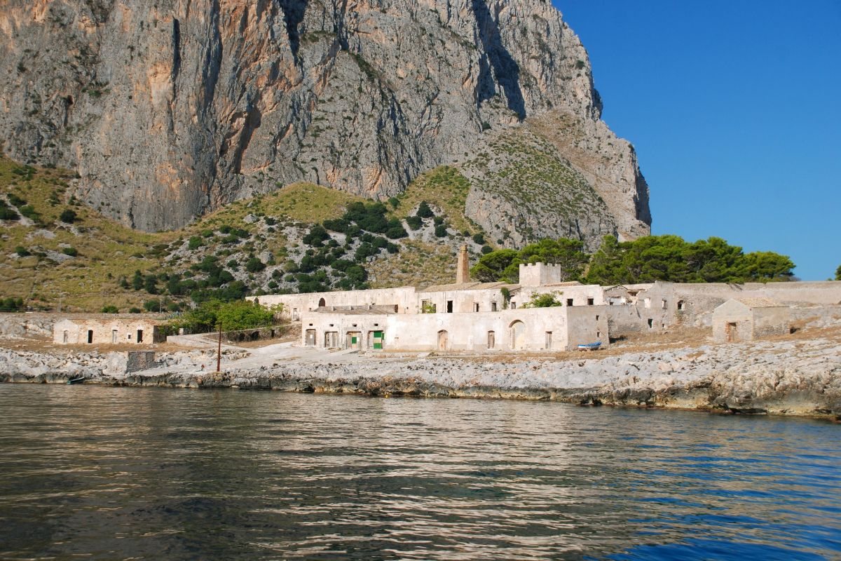 Dall'800 si specchia sul mare della Sicilia: la Tonnara del Secco è tra le più antiche e belle di tutto il Mediterraneo