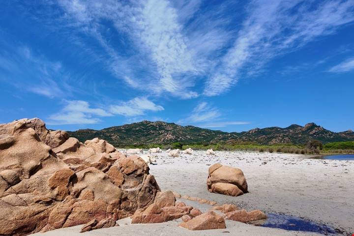 Sono belle come le spiagge della Costa Smeralda, ma più economiche e con meno gente