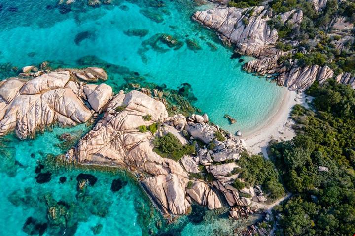 Ha un nome che non dimentichi facilmente ed è bella da non credere: la spiaggia con vista su Tavolara è uno spettacolo della Sardegna
