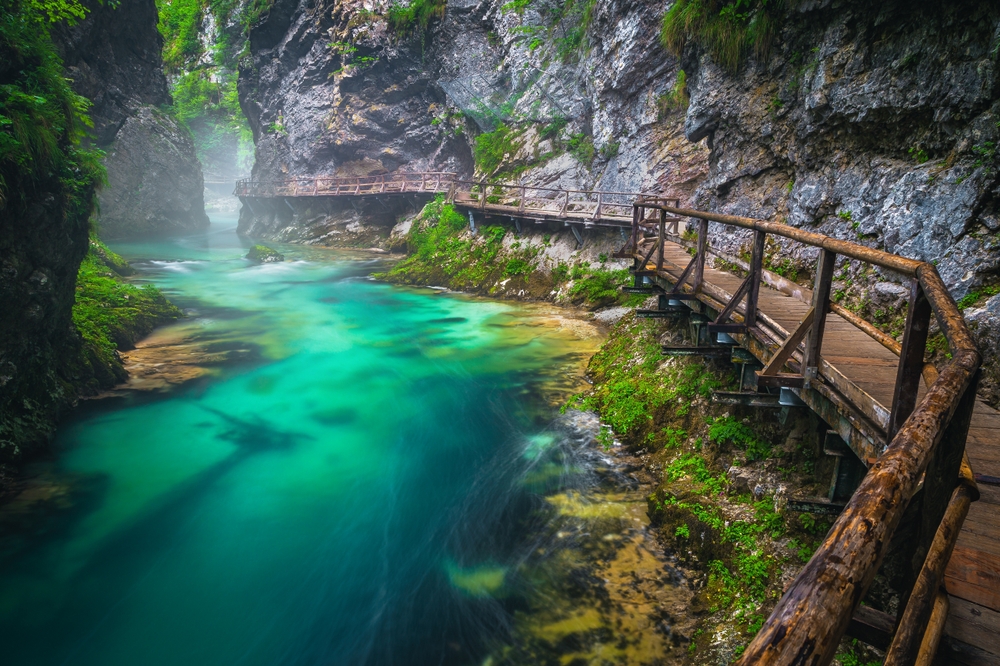 A due passi dal confine con l'Italia c'è un canyon straordinario: fino al 28 agosto 1893 nessuno lo sapeva, oggi possono entrare massimo 245 persone