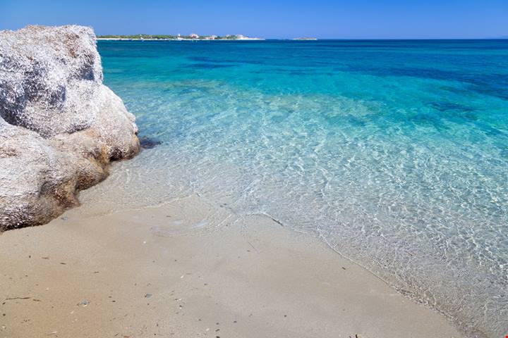 2 chilometri di sabbia così bianca che sembra quarzo: dove si trova e come arrivare in questa spiaggia della Sardegna